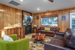 sala de estar con sofá y mesa en Starlight Cabin, en Oakhurst