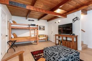 een slaapkamer met 2 stapelbedden en een flatscreen-tv bij Starlight Cabin in Oakhurst