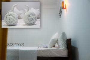 ネゴンボにあるJaya Villaのベッド1台(タオル付)が備わる客室です。