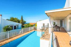 - une piscine sur le balcon d'une maison dans l'établissement Villa Casa Xaloc, à Binibeca