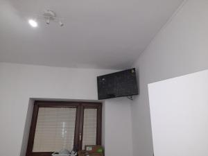 Un altavoz en el techo de una habitación con ventana. en Apartments Vančurova private parking, en Brno