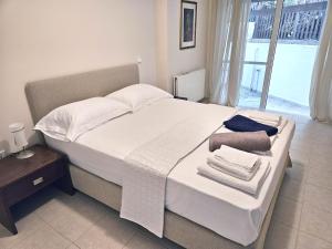 Katil atau katil-katil dalam bilik di Lagonisi Beach House
