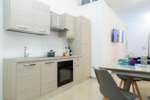 Кухня или мини-кухня в AP apartments
