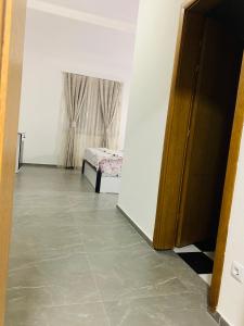 un couloir avec une chambre avec un lit et une porte dans l'établissement Hotel Albatros, à Prizren