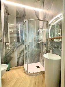 bagno con doccia e lavandino di Reno Suite Bologna a Bologna