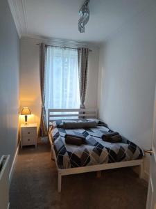 Una cama o camas en una habitación de Flat in Aberdeen city