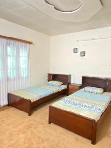 Pokój z 2 łóżkami i oknem w obiekcie Shangrilla House Murree, Bhurban w mieście Murree