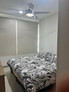 Bett in einem Zimmer mit Deckenventilator in der Unterkunft Lindo apartamento con vista al mar in Cartagena de Indias