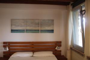 um quarto com uma cama e uma janela com uma fotografia em Parma Country Room em Montechiarugolo