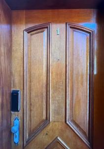 a pair of wooden doors on a wall at Apt térreo com 3 qtos e 1 vaga in Poços de Caldas