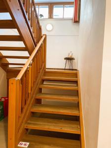 Una escalera en una casa con escalones de madera en Loft Krämerhaus Annaberg, Dachstein West en Annaberg im Lammertal