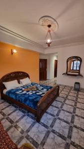 Un pat sau paturi într-o cameră la Villa with riad style