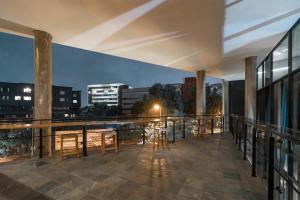 einen Balkon mit Stadtblick in der Nacht in der Unterkunft Top-Floor Urban Oasis located in the heart of Sandton City Center in Johannesburg