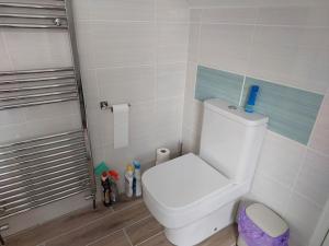 Et badeværelse på Double room with ensuite shower room in quiet, private house