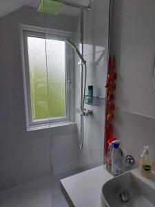 Et badeværelse på Double room with ensuite shower room in quiet, private house