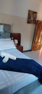 um quarto com uma cama com duas toalhas em EAGLE WEAVERS NEST em Livingstone