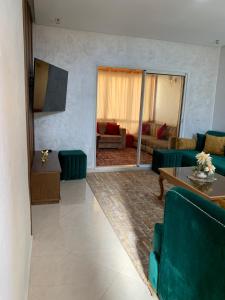 Achakar في طنجة: غرفة معيشة مع أريكة وطاولة