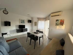 ein Wohnzimmer mit einem Tisch und einem Sofa in der Unterkunft Apartamento en Salou in Salou