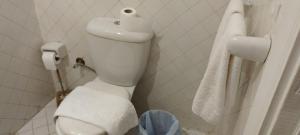 uma casa de banho com um WC com um rolo de papel higiénico em Dahabiya Nile Cruise em Luxor