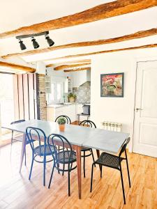 cocina y comedor con mesa y sillas en Casa del Arquillo, en Teruel