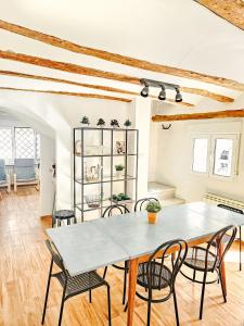 a dining room with a table and chairs at Casa del Arquillo in Teruel