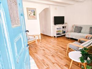 a living room with a couch and a tv at Casa del Arquillo in Teruel