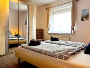 Ένα ή περισσότερα κρεβάτια σε δωμάτιο στο 3-Zimmerwohnung, 2 Bäder, Büsum (4km), Nordsee