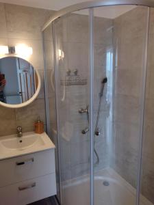 W łazience znajduje się prysznic i umywalka. w obiekcie Jurajska Chata w mieście Bobolice