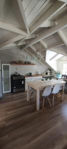 una cucina con un tavolo e sedie in una stanza di Cabañas Seru a El Bolsón