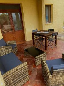 patio con mesa, sillas y puerta en Tenute Efis en Galtellì