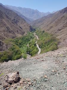 vista para a montanha de uma estrada num vale em Dar Imoughlad em Marrakech