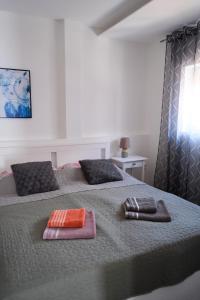 Een bed of bedden in een kamer bij Apartments Vukalovic