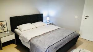 Ένα ή περισσότερα κρεβάτια σε δωμάτιο στο Divjaka Apartments 2 - City Center