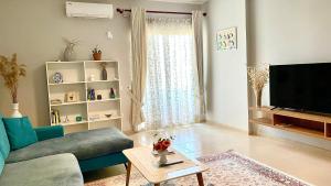 Μια τηλεόραση ή/και κέντρο ψυχαγωγίας στο Divjaka Apartments 2 - City Center