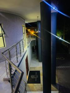 um edifício com uma escada com uma luz sobre ele em Rosenia Boutique Hotel 20792 Block 3 em Gaborone