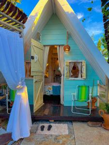 1 dormitorio con una casa azul con 1 cama en Raio de Sol Residence, en Canoa Quebrada