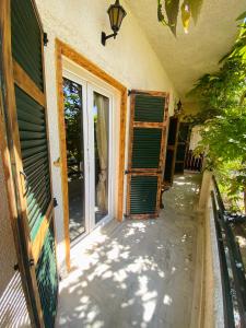 Afbeelding uit fotogalerij van Costa’s Steak House apartment in Liapades +2 foto's