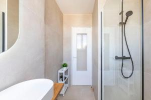 een badkamer met douche en wastafel bij 2p 36m2 Moderne et au Calme à 10 min de Paris et la Défense in La Garenne-Colombes