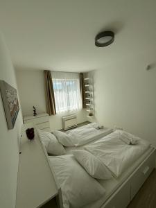 מיטה או מיטות בחדר ב-Cheerful cozy apartment with terrace