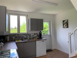 Kuchyňa alebo kuchynka v ubytovaní Gîte des Pommiers avec terrain de pétanque