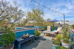 eine Terrasse mit Tisch, Stühlen und Pflanzen in der Unterkunft Elegant Sunlit Home with Private Rooftop Oasis in Charleston + 34 Fotos