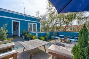 ein blaues Haus mit einem Picknicktisch davor in der Unterkunft Elegant Sunlit Home with Private Rooftop Oasis in Charleston