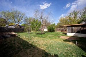 um quintal com uma cerca e uma casa em Pet-friendly 3br 2ba with huge, fenced yard! em Amarillo