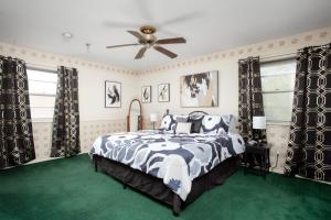 um quarto com uma cama e uma ventoinha de tecto em Pet-friendly 3br 2ba with huge, fenced yard! em Amarillo