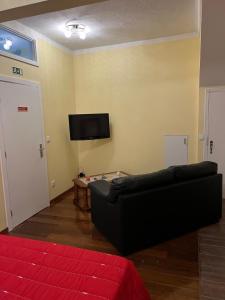 TV a/nebo společenská místnost v ubytování Danny's Seaside House