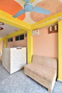 sala de estar con sofá y techo en HOTEL RAMAYAN INN FREE PICKUP FROM AYODHYA DHAM RAILWAY STATION en Ayodhya
