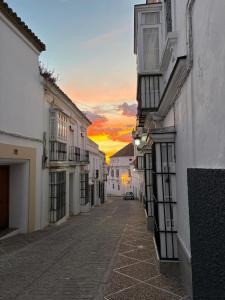 メディナ・シドニアにあるHerrete Roomsの遠方に夕日を望む空き道