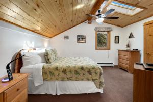 Postel nebo postele na pokoji v ubytování Bugle Pointe A03 by Estes Park Condos