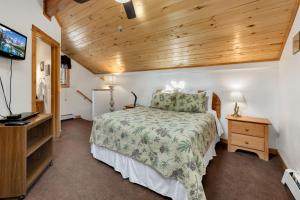 Postel nebo postele na pokoji v ubytování Bugle Pointe A03 by Estes Park Condos