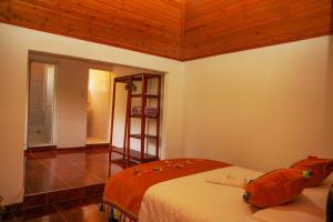 מיטה או מיטות בחדר ב-La casa dorada Guatavita